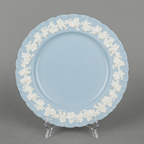 Platos de ensalada y postre de la colección «Queens Ware» de Wedgwood, con diseño en relieve blanco sobre azul